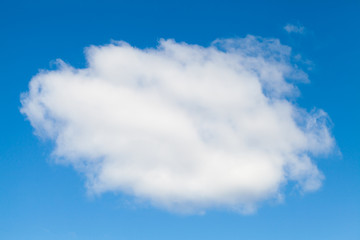 Obraz premium White cloud in blue sky at daytime close-up photo