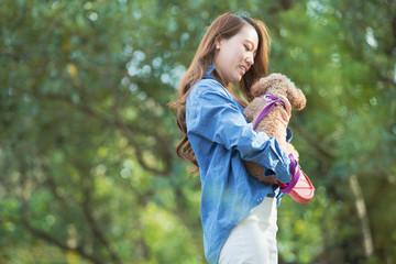 ペットを抱っこする若い女性