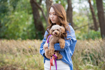 ペットを抱っこする若い女性