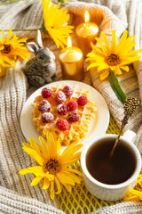 Obraz na płótnie Canvas Свежие желтые цветы с ароматом утреннего кофе. Вкусные сладости, романтический завтрак