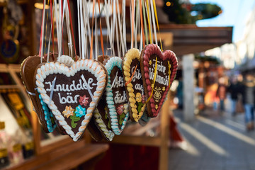 Obraz premium hearts of gingerbread on christmas market
