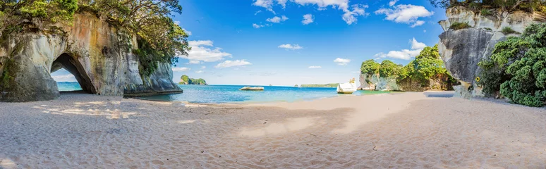Poster Im Rahmen Panoramabild des Strandes von Cathedral Cove im Sommer ohne Menschen tagsüber © Aquarius