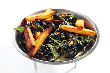 Blue Mussels in Cream Sauce with Spicy French Baguette