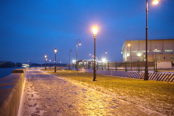 Fototapeta na wymiar promenade with lanterns on a dark winter evening
