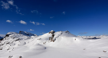 Fototapeta na wymiar una bellissima giornata sulla neve