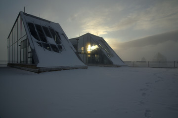 Gebäude im Schnee