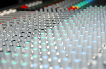 Sound mixing console