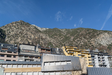 Paisajes y montañas nevadas en Andorra