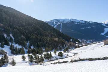 Paisajes y montañas nevadas en Andorra