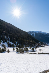 Fototapeta na wymiar Paisajes y montañas nevadas en Andorra