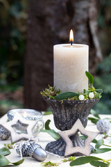 vintage Weihnachts-Dekoration mit Kerze und Mistelzweigen