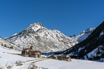 Paisajes y montañas nevadas en Andorra