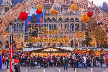 Foto op Plexiglas Festive cityscape - view of the Vienna Christmas World and Vienna City Hall (Wiener Rathaus) on Rathausplatz, Austria © rustamank