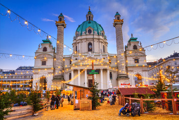 Feestelijk stadsgezicht - uitzicht op de kerstmarkt op de Karlsplatz (Karelsplein) en de Karlskirche (St. Charles Church) in de stad Wenen, Oostenrijk