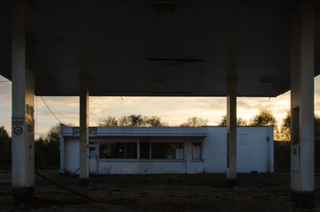 une vieille station essence abandonnée