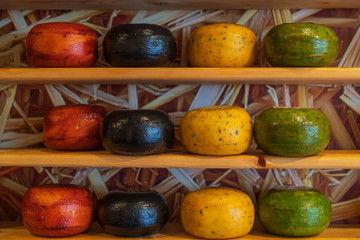 Typischer holländischer Käse im Regal