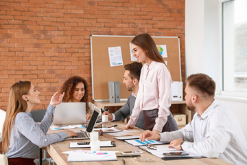 Obraz premium Colleagues discussing issue at business meeting in office