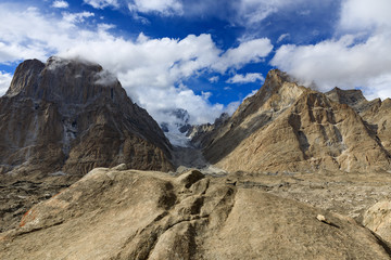 Fototapeta na wymiar Mountain view from Camp Urdukas on the trek to Concordia, Karakoram mountain range, Pakistan