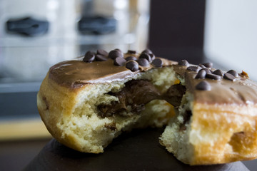 dona rellena de chocolate 