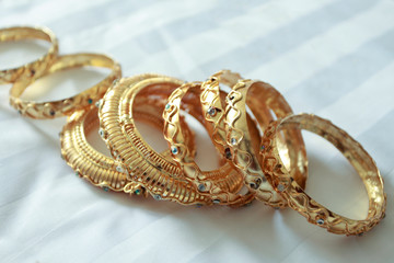An imitation gold bracelet used on the wrist serves to make the wearer beautiful.