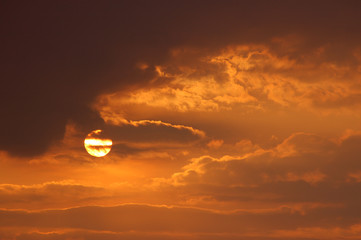 Słońce przez chmury - zachód