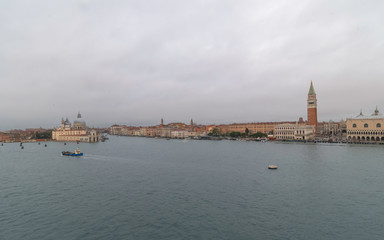 Fototapeta na wymiar Venise. Italie. La place Saint Marc et le palais des Doges depuis la lagune.