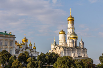 Fototapeta na wymiar 2019.09.07, Moscow, Russia. Kremlin architectural ensemble at sunny day. Golden domes of churches sparkle in the sun.