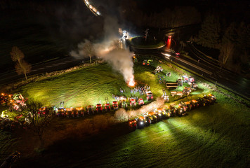 Mahnfeuer - Luftaufnahme - Demostration der Landwirte