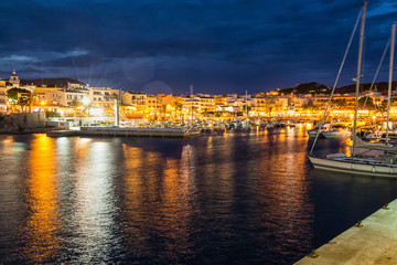 Der Hafen von Cala Rajada Mallorca bei Nacht