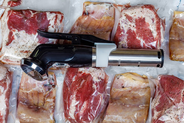Sous vide immersion circulator cooker and the meats Packeds .