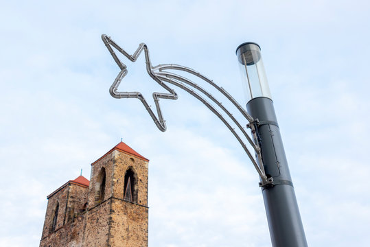 Blick auf einen Weihnachtsstern und die T&uuml;rme der Stadtkirche St. Nikolai in Zerbst. Sie wurde in den letzten Kriegstagen 1945 zerst&ouml;rt.