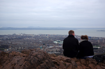 jeunes gens regardant la vue sur la ville d'Édimbourg
