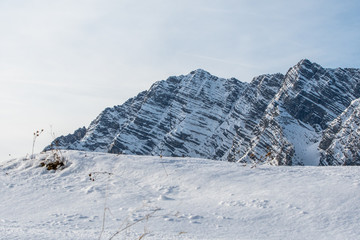 Verschneite Watzmann Ostwand aufragend