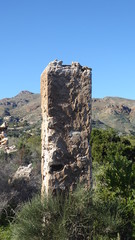 Die alte Mauer einer Ruine in den andalusischen Bergen