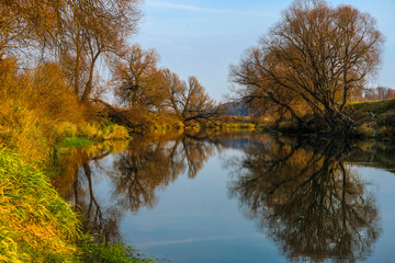 Fototapeta na wymiar image of the river in autumn