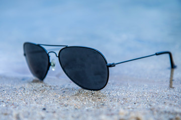 gafas de sol de aviador sobre el agua