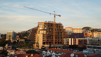 Fototapeta premium Hochhaus im Aufbau mit einem Kran