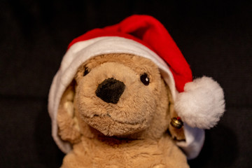 Stoffhund mit roter Weihnachtsmütze