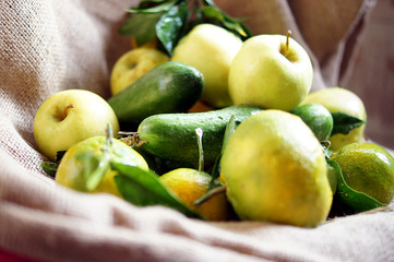 Raccolto di frutta fresca sul sacco di juta. Mele, mandarini e cetrioli