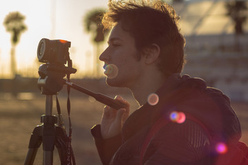 Fotógrafo tomando fotografías con su cámara en la playa