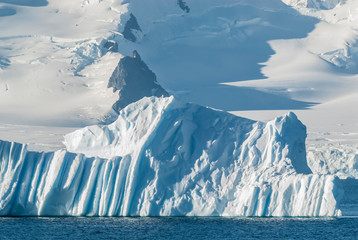 Tempano floating in the Antarctic Sea, near the Antarctic Peninsula.