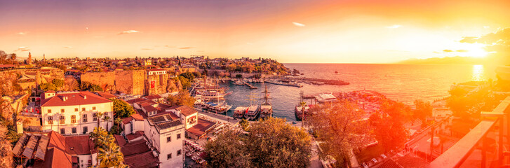 Obraz premium Piękny widok na Stare Miasto Antalya Kaleiçi (Kaleici) w Antalyi, Turcja