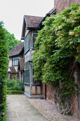 Fototapeta na wymiar STRATFORD-UPON-AVON, WARWICKSHIRE, ENGLAND - MAY 27, 2018: The Birthplace of William Shakespeare on Henley Street in Stratford upon Avon, Warwickshire, England, UK