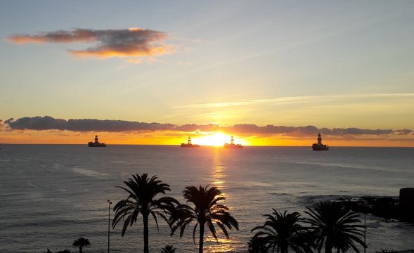 Barco de sondeo petrolíferos en el horizonte © P.canariensis