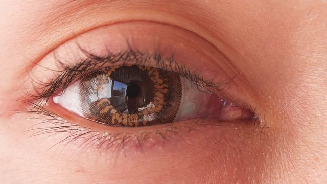 カラーコンタクトレンズ・若い女性の目のクローズアップ
