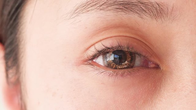 カラーコンタクトレンズ・若い女性の目のクローズアップ