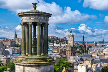 Fototapeta na wymiar The city of Edinburgh in Scotland on a sunny summer day