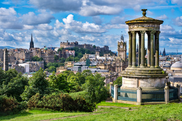 The city of Edinburgh in Scotland on a sunny summer day - obrazy, fototapety, plakaty
