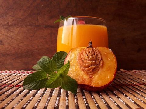 Jugo de nectarina con menta. 