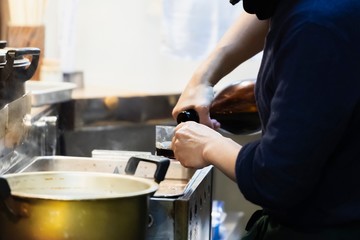 料理を作る男性